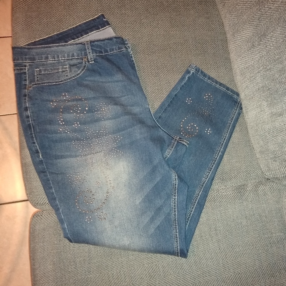 💥NWOT Jeans with studded detail💥